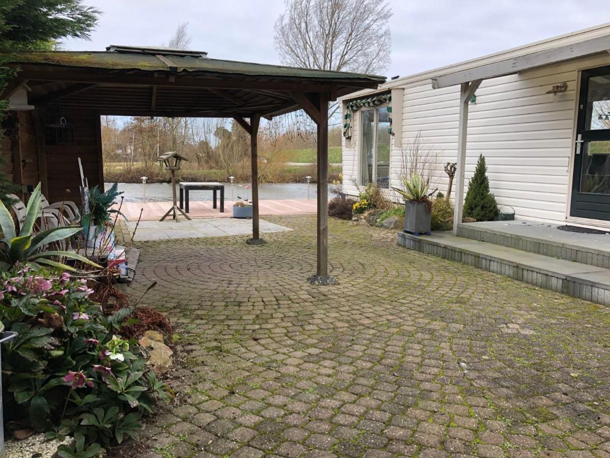 Fantastic Villa In Ooltgensplaat With Jetty Экстерьер фото