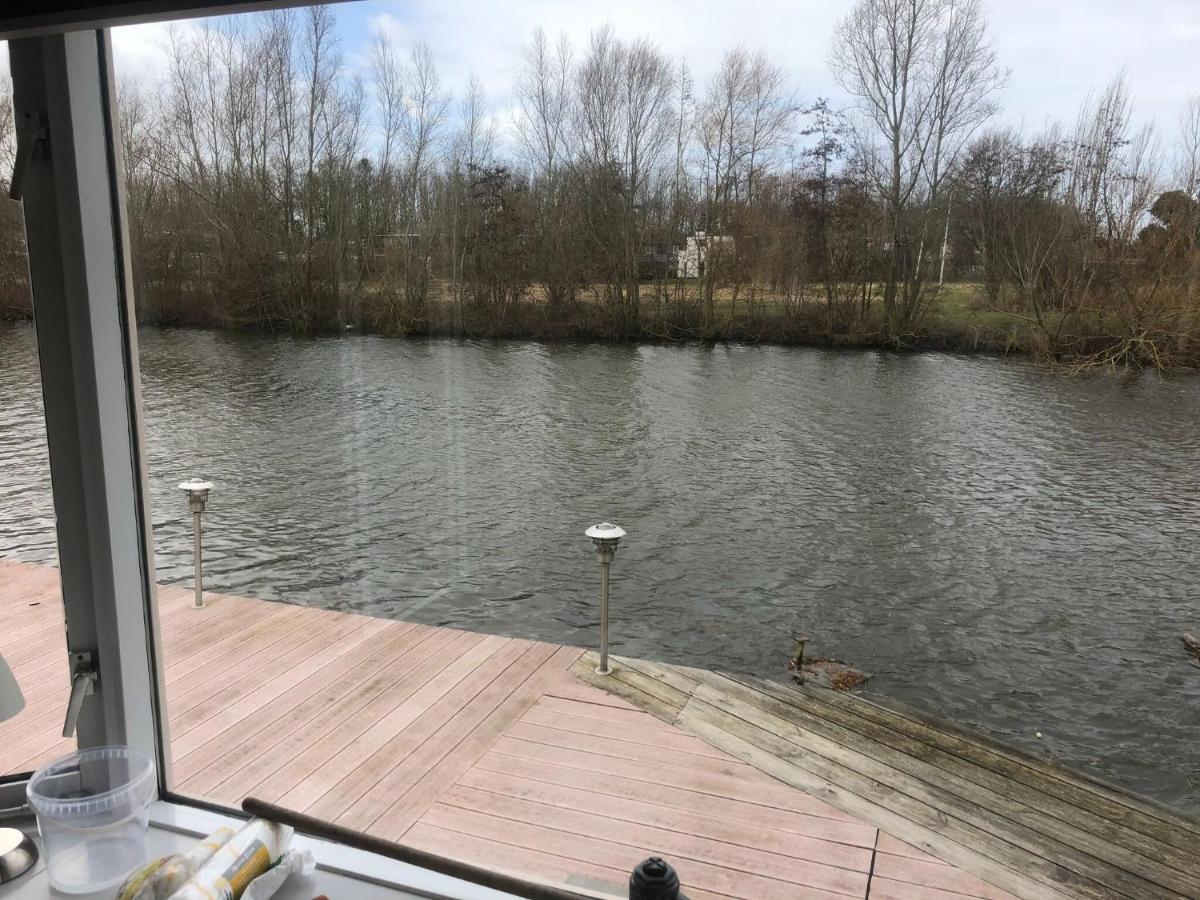 Fantastic Villa In Ooltgensplaat With Jetty Экстерьер фото