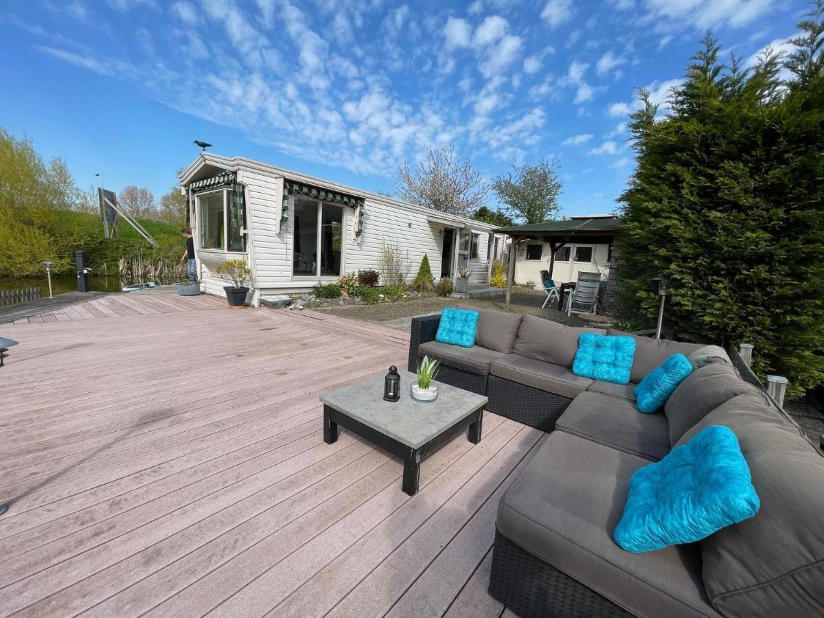 Fantastic Villa In Ooltgensplaat With Jetty Экстерьер фото