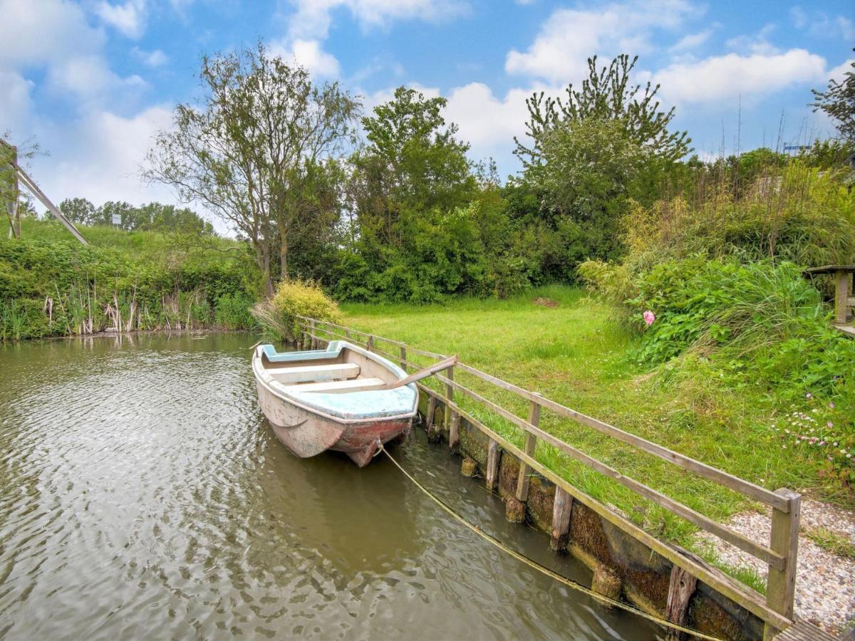Fantastic Villa In Ooltgensplaat With Jetty Экстерьер фото