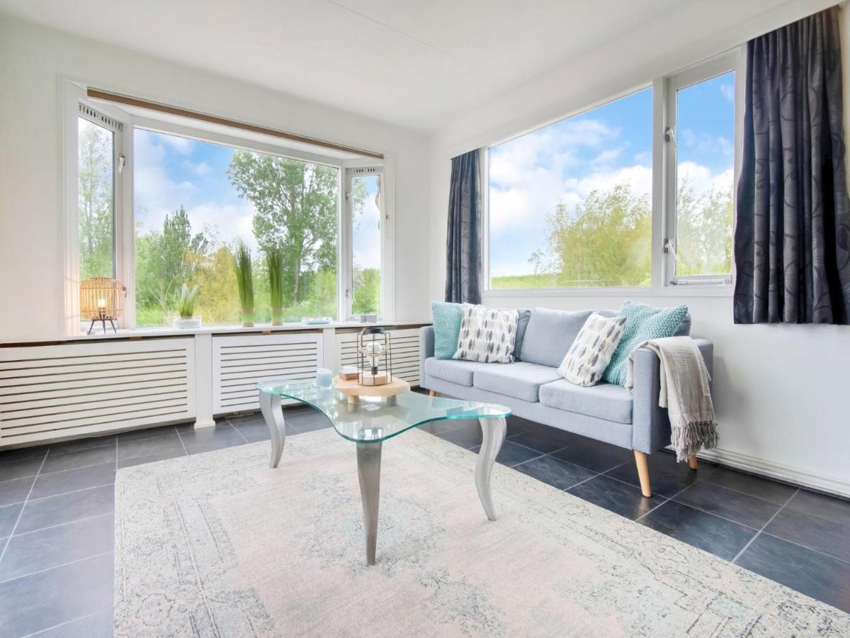 Fantastic Villa In Ooltgensplaat With Jetty Экстерьер фото