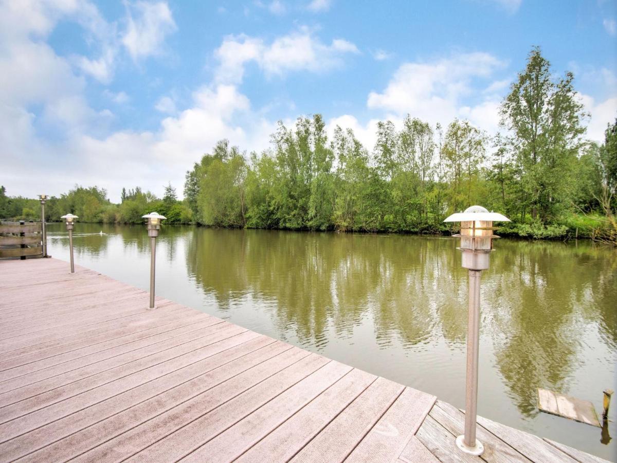 Fantastic Villa In Ooltgensplaat With Jetty Экстерьер фото