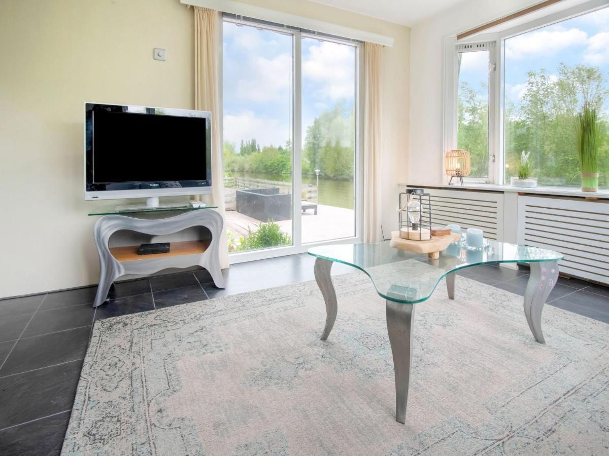 Fantastic Villa In Ooltgensplaat With Jetty Экстерьер фото