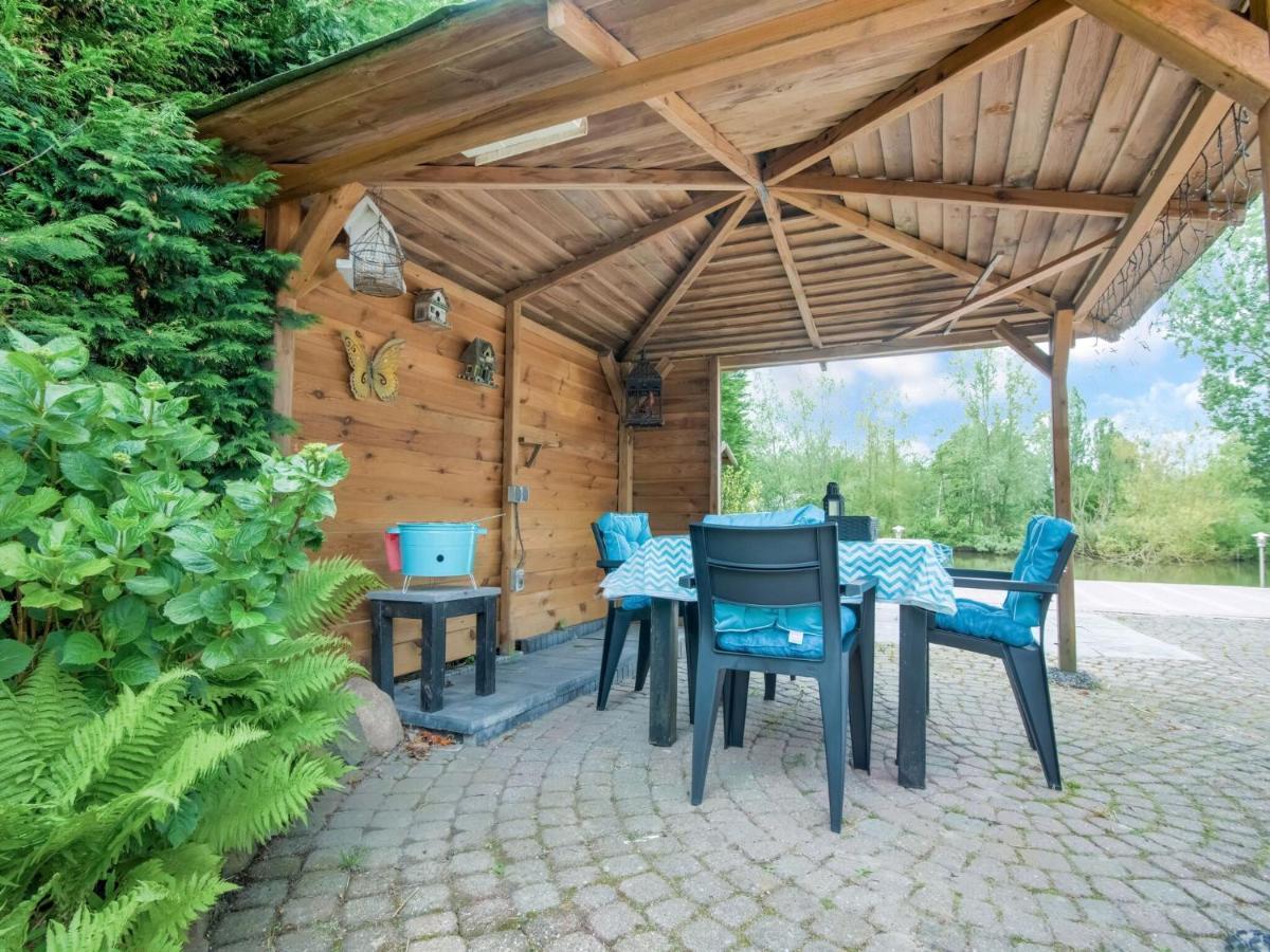 Fantastic Villa In Ooltgensplaat With Jetty Экстерьер фото