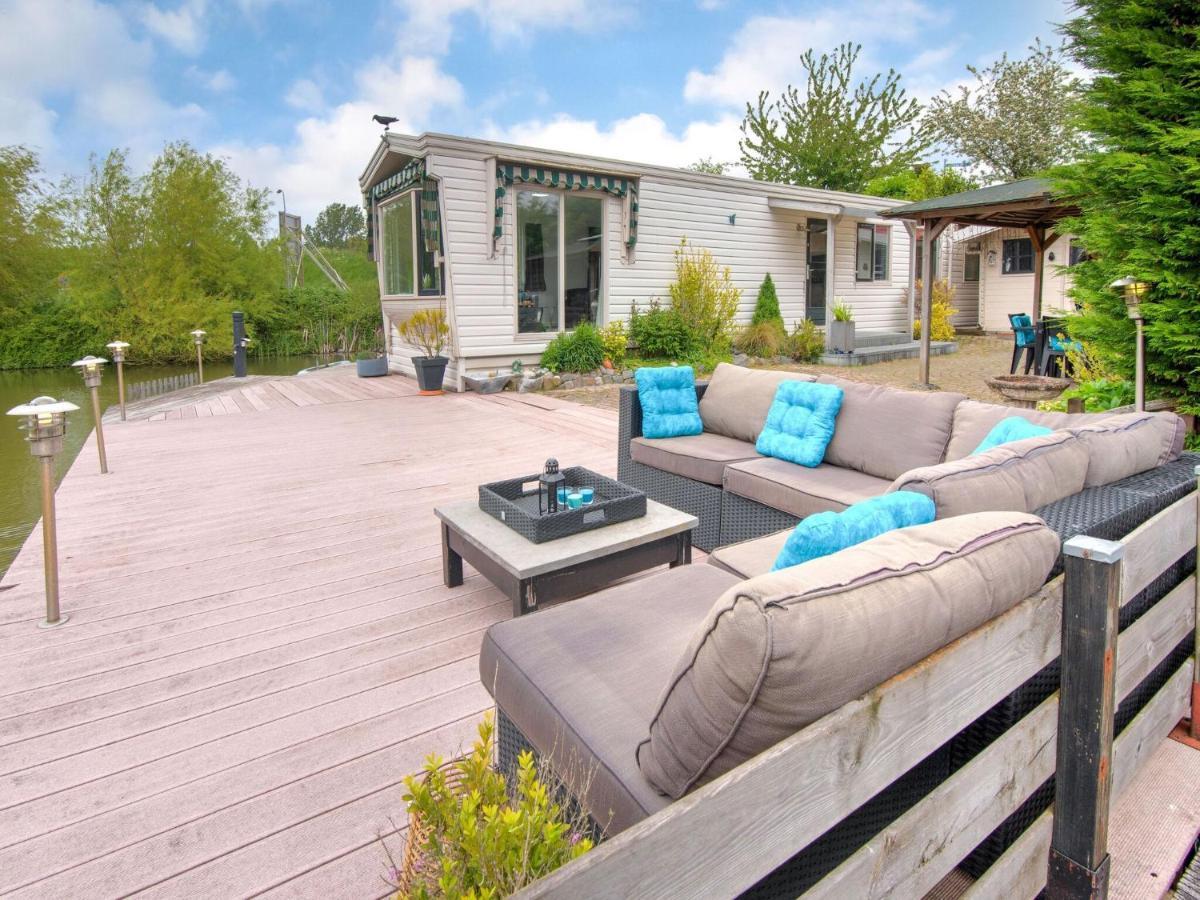 Fantastic Villa In Ooltgensplaat With Jetty Экстерьер фото