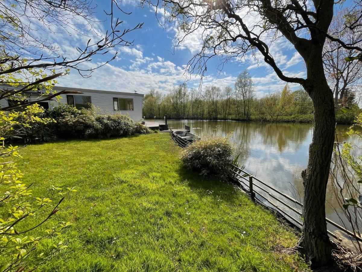 Fantastic Villa In Ooltgensplaat With Jetty Экстерьер фото