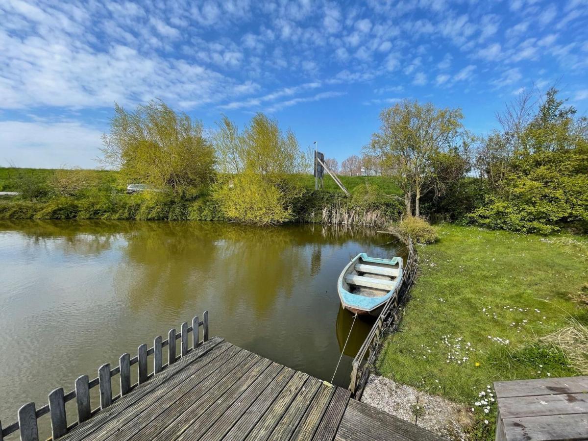 Fantastic Villa In Ooltgensplaat With Jetty Экстерьер фото