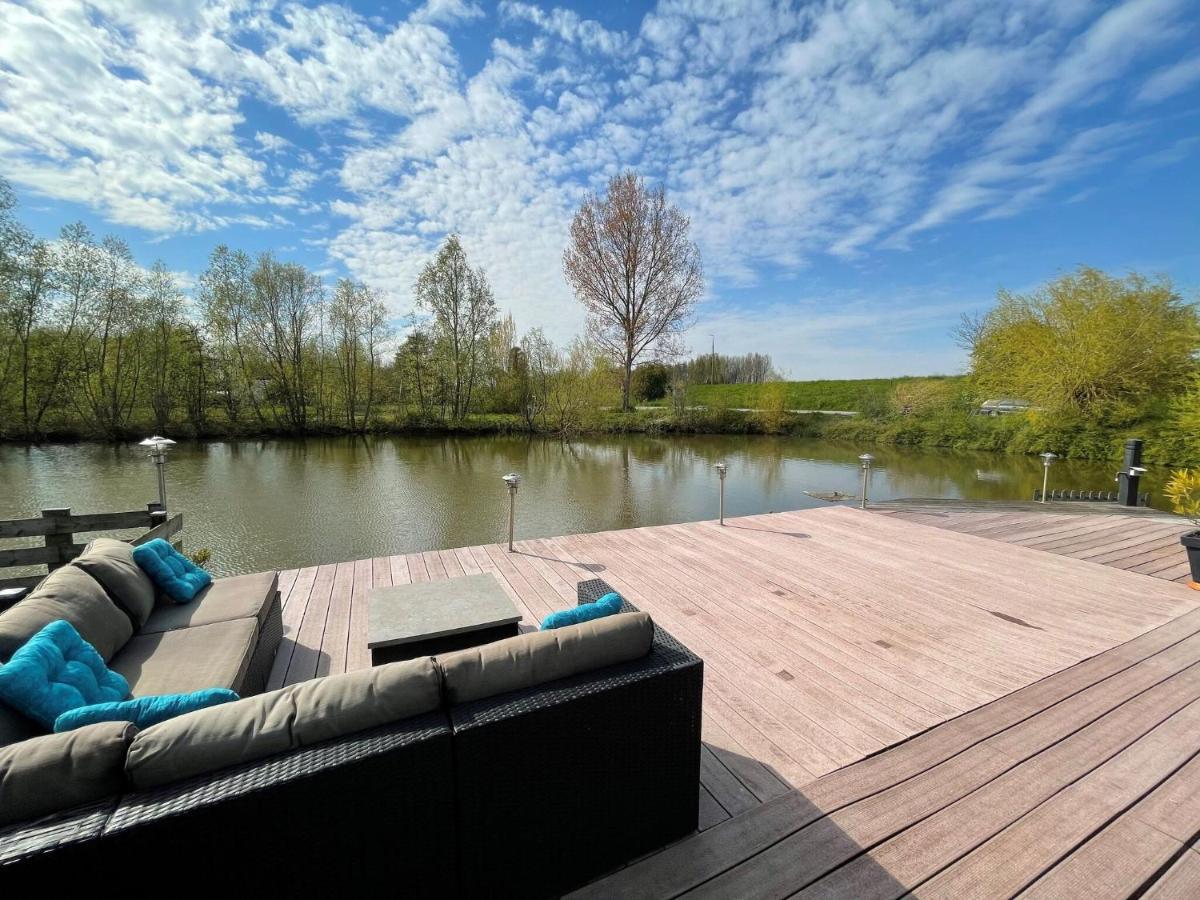 Fantastic Villa In Ooltgensplaat With Jetty Экстерьер фото