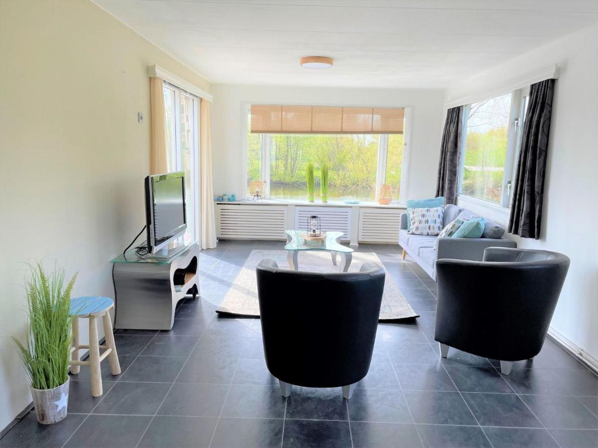 Fantastic Villa In Ooltgensplaat With Jetty Экстерьер фото