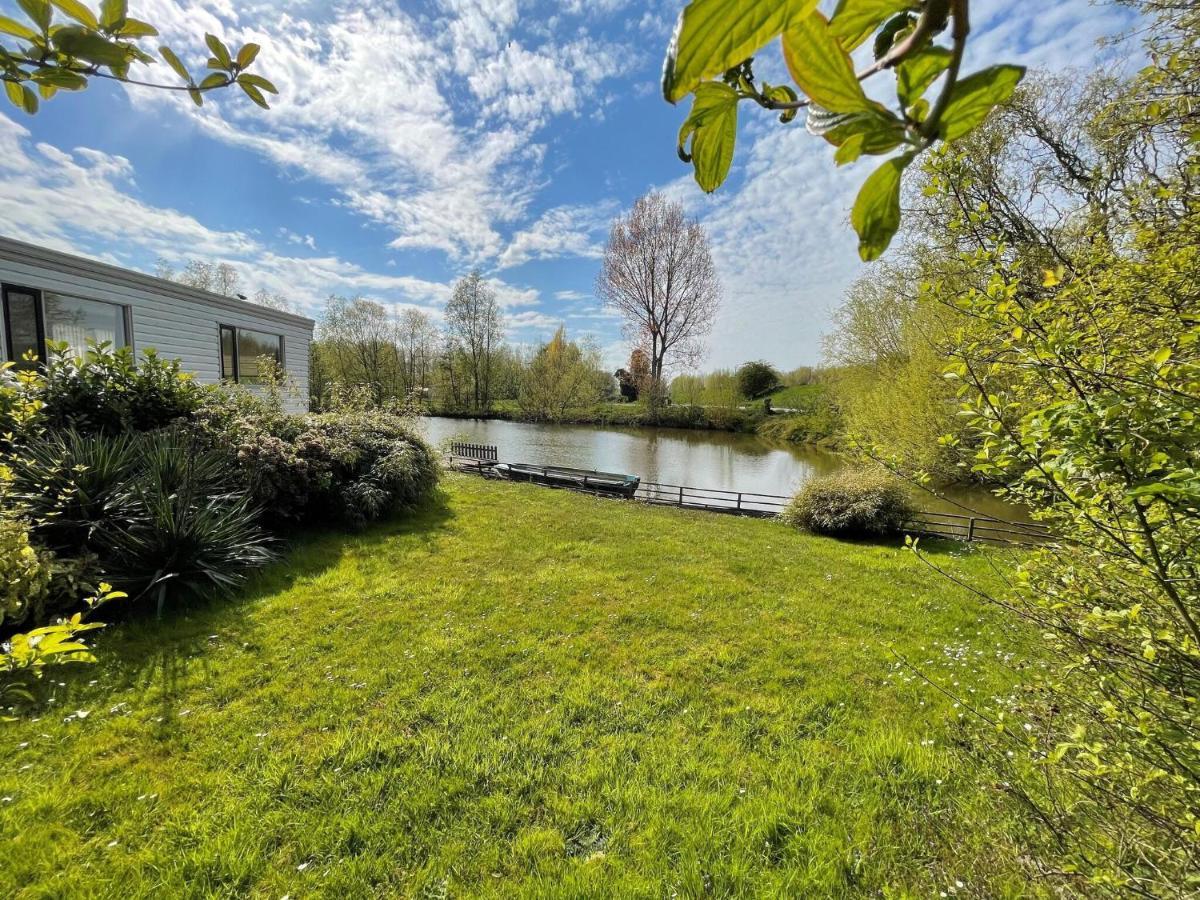 Fantastic Villa In Ooltgensplaat With Jetty Экстерьер фото